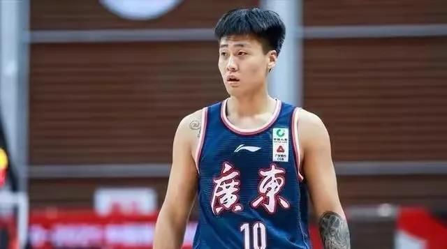 妈妈朋友承认她的性爱
